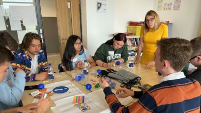 A member of Scottish Government staff speaking with MSYPs during a workshop at SYP77