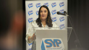 Mollie McGoran MSYP speaking on stage at SYP77